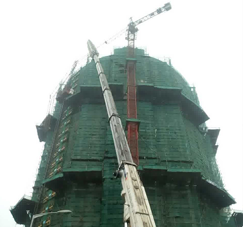 弋阳吊车在工地上作业